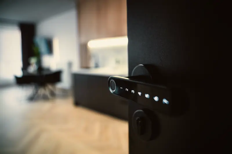Elektroniczny zamek w drzwiach apartamentu